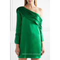 Um ombro de manga comprida verde poliéster solto Fit Mini vestido de verão Fabricação Atacado Moda Feminina Vestuário (TA0278D)